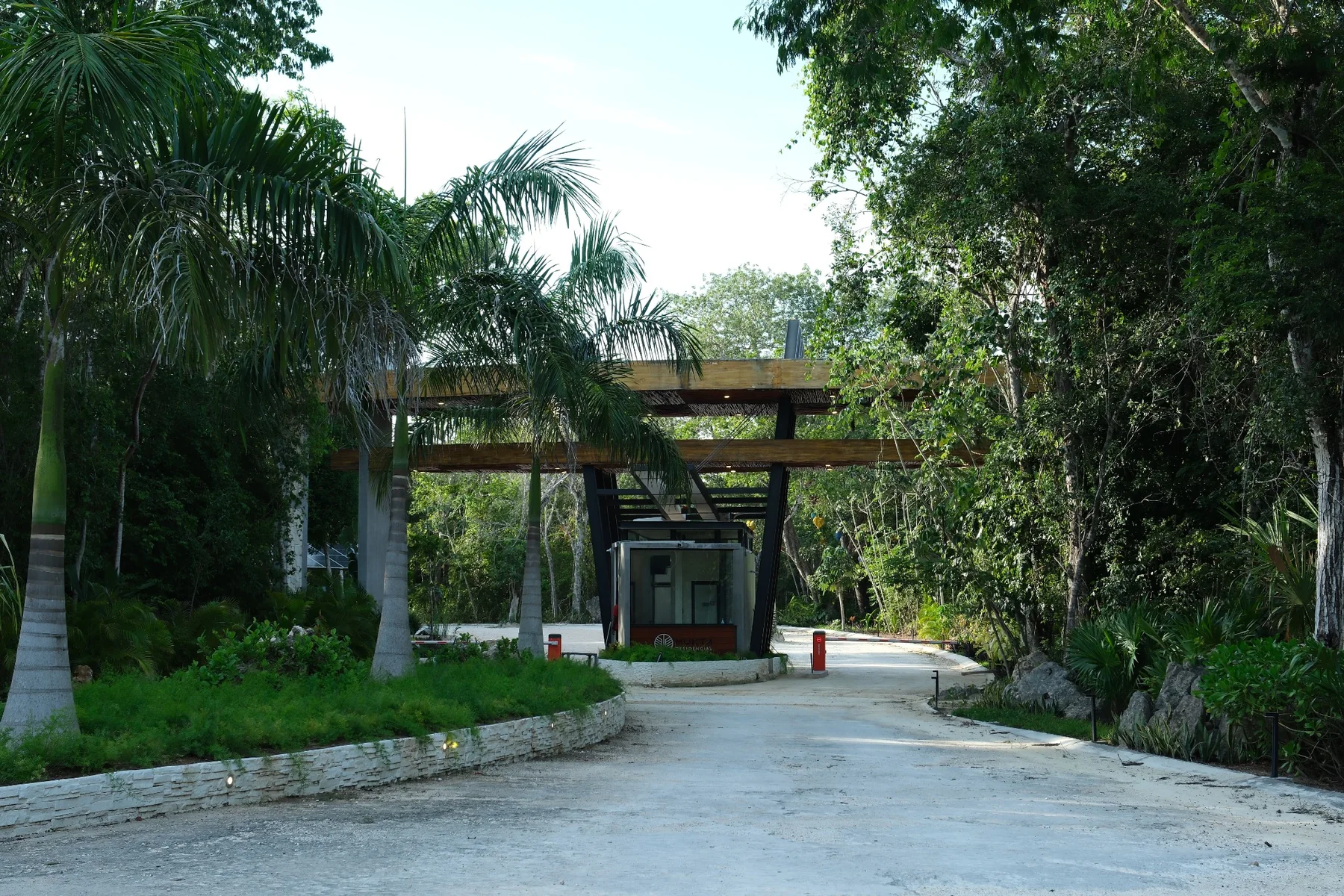 Acceso construido de Mukta Residencial entre vegetación